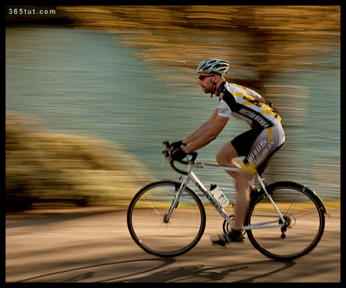 ندعوكم لتعلم درس (( تطويق الحركه – Panning Photography )) يستخدم هذا النوع من  التصوير الضوئي في أعطاء الصورة تأثير وإحساس للمهوس بالحركة وهو يحتاج الى  خبره ومهارة وتدريب مسبق للحصول على